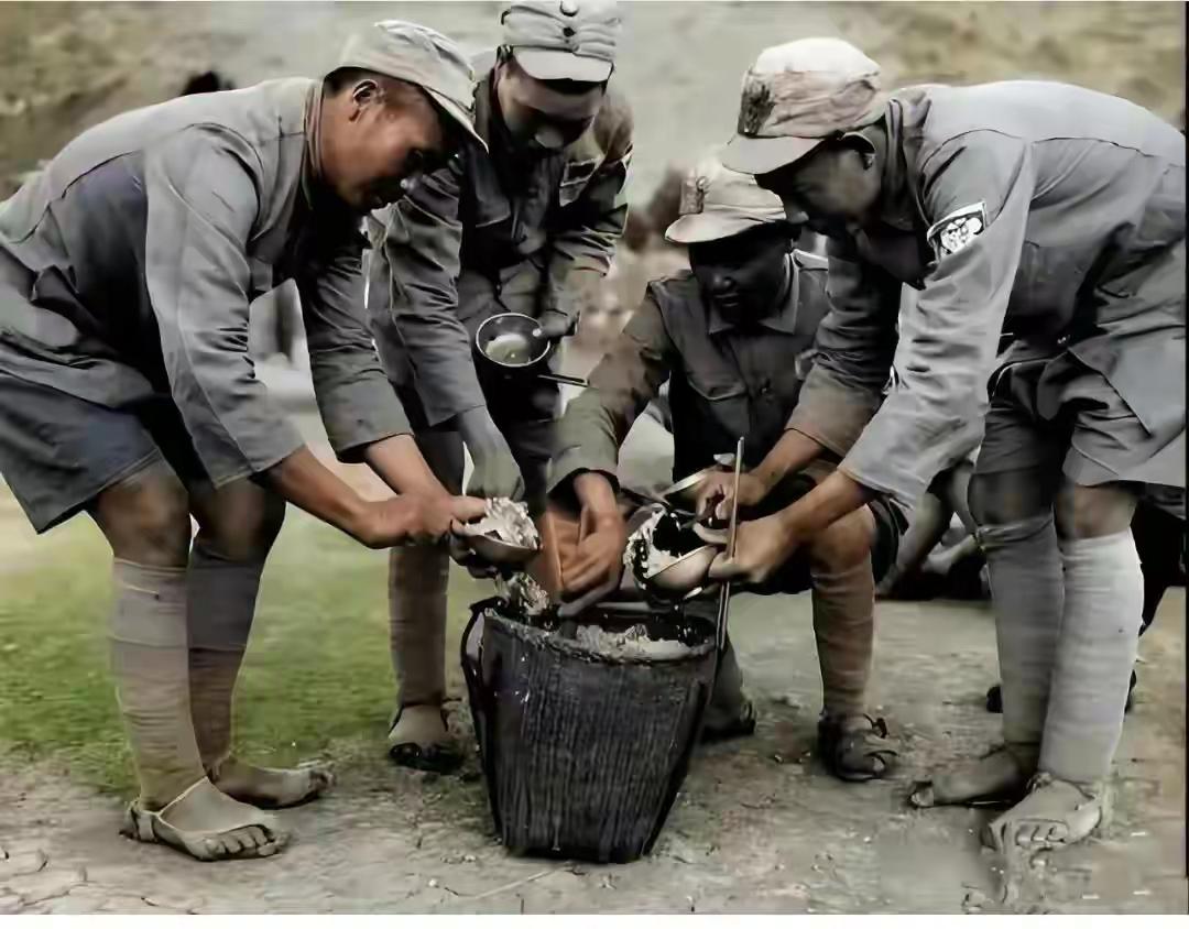 1940年，正是抗战正紧期间，南方某地，一场战斗下来后，开饭了。

这是一筐用竹
