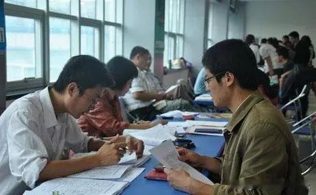 今天呢，想和大家聊一聊乡镇公务员的出路。

乡镇公务员的出路呢，其实很宽广，关键