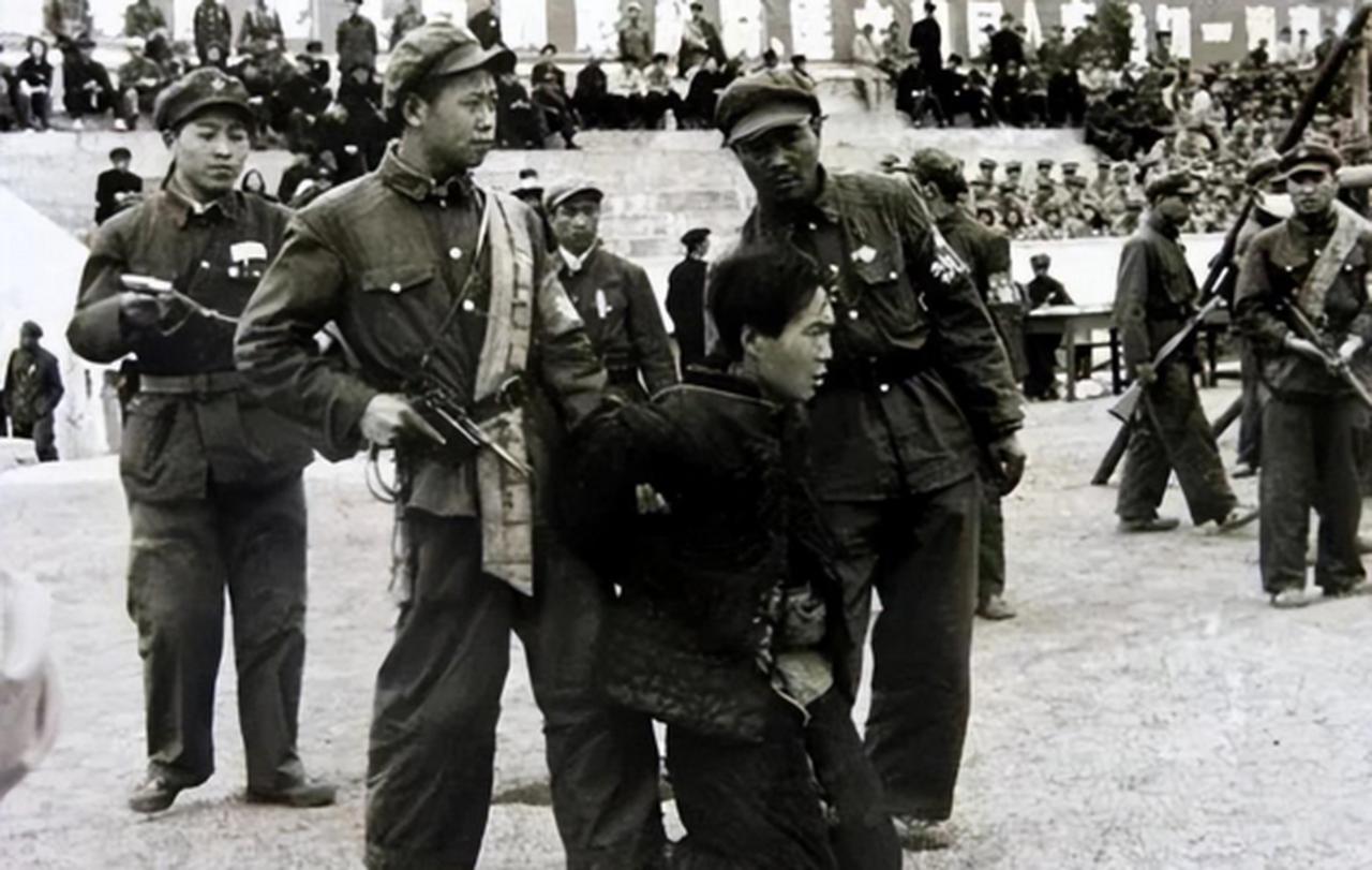 1944年11月，匪首宋殿元带着手下来到一个小村庄，见到有个妇人颇具姿色，命手下
