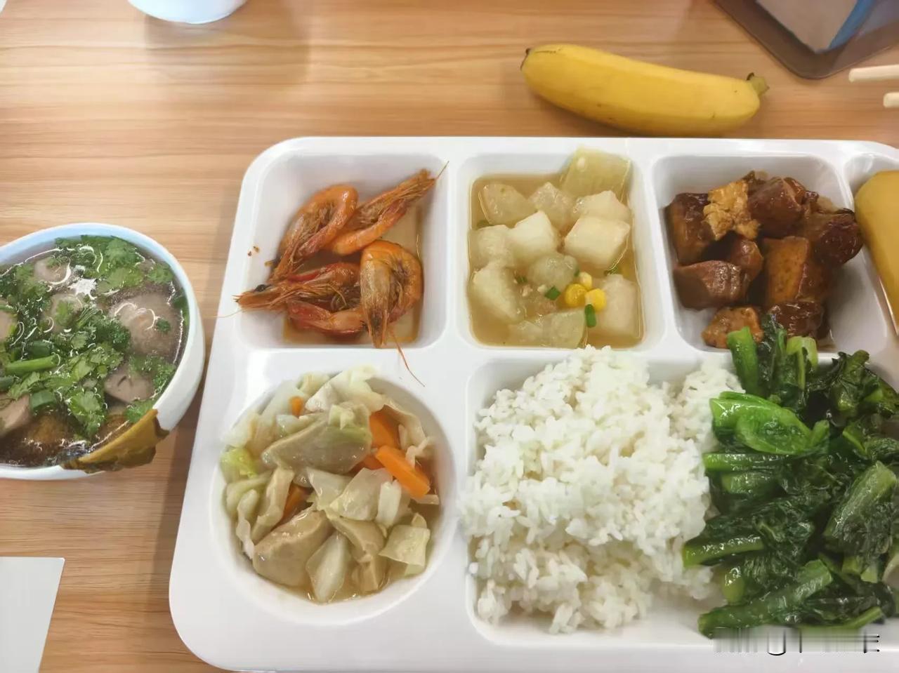 上海公司的伙食一直是大家津津乐道的话题。最近网友晒出上海某股份制银行总行的食堂伙
