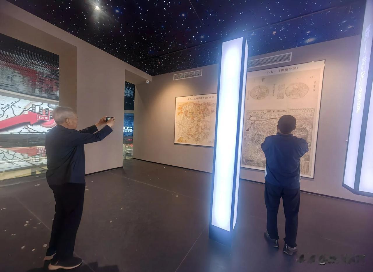 临沭县两位退休的旅游局局长，来我做的展馆参观指导，他们是从文旅角度看展馆……