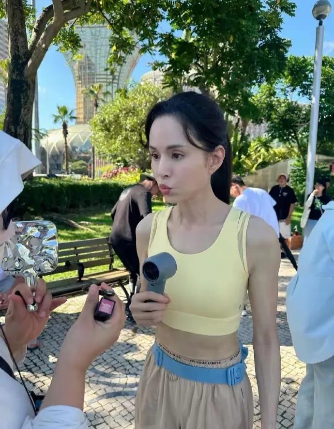 李若彤比同龄人年轻但不美了。很多女星尤其未婚未育的爱塑造年轻人设，但岁月不饶任何