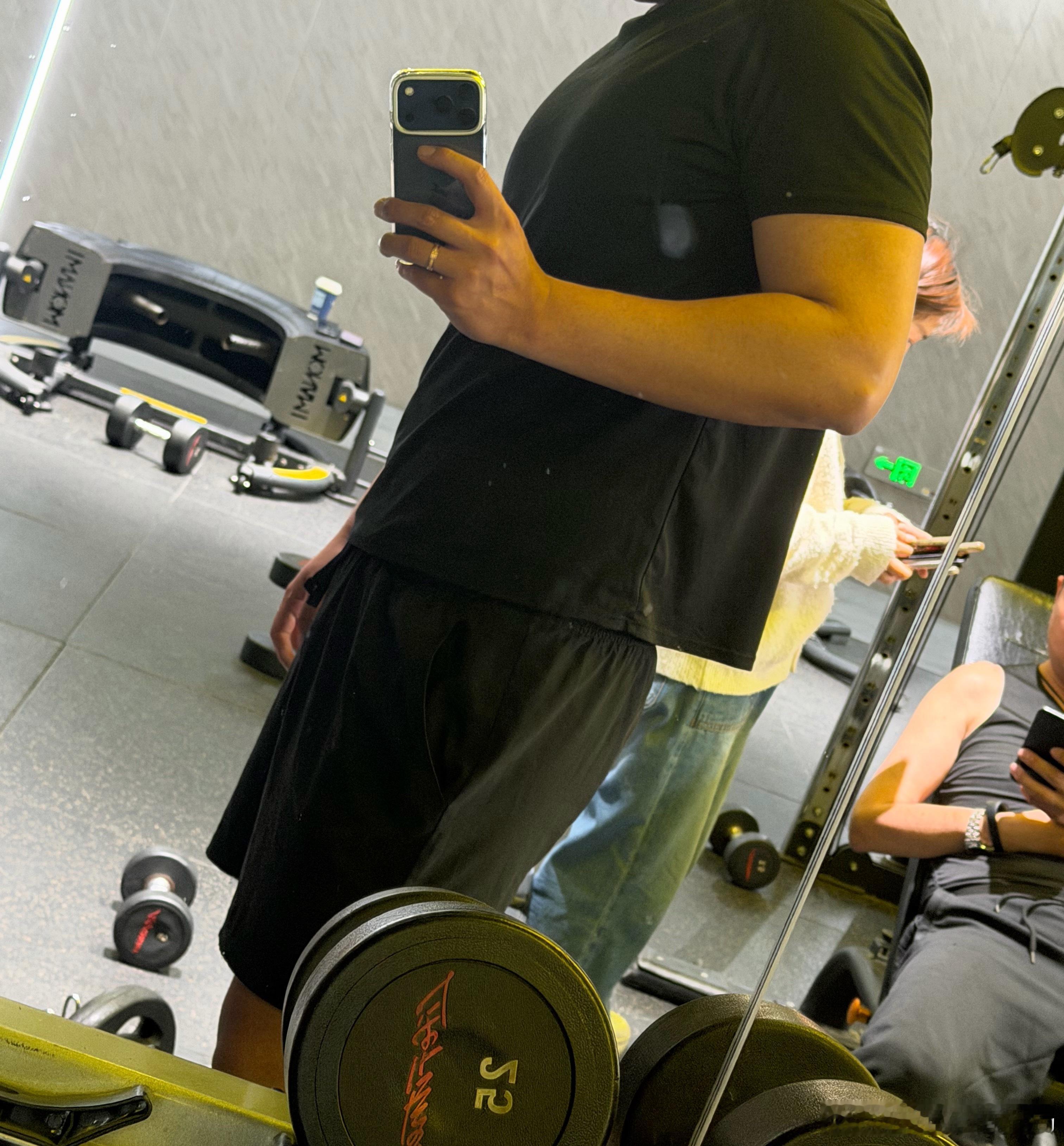 冒昧问一下，去年买的衣服都短了是什么原因不是小了，是短了……