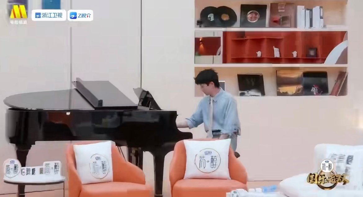 张杰弹弹琴聊聊天玩玩音乐 一边弹琴一边聊天，随心玩音乐享受当下，杰哥在国乐综艺里