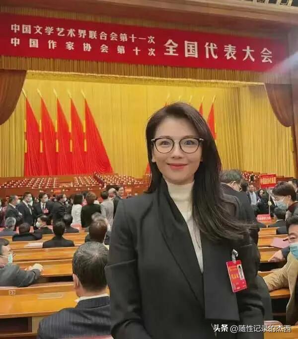 戴着眼镜的她真是越来越美了，这在体质内会是什么样级别的呢？快50岁了，皮肤比三十