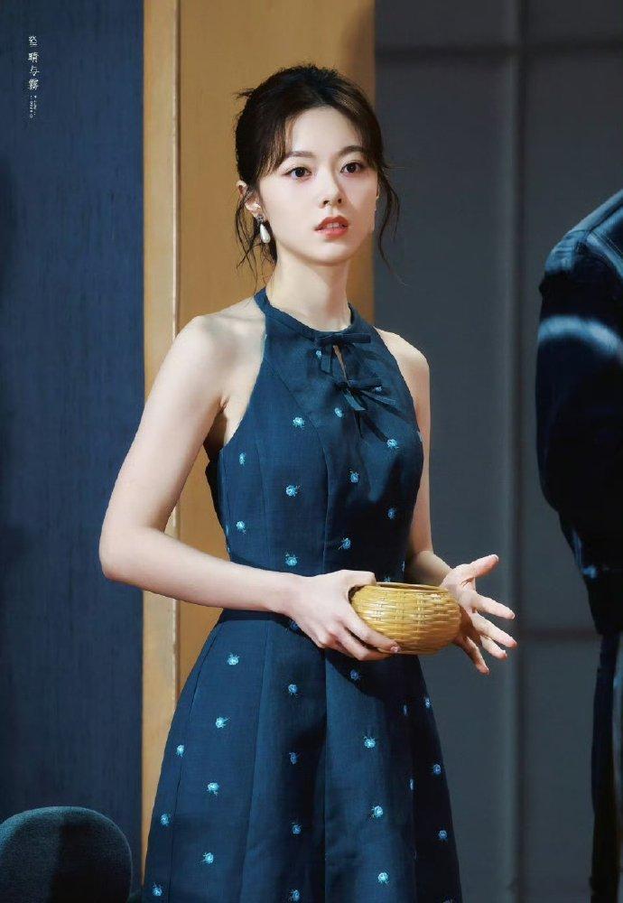 鞠婧祎和赵今麦的同款裙子，各有韵味。鞠婧祎穿出精致甜美，赵今麦展现清新自然，不同