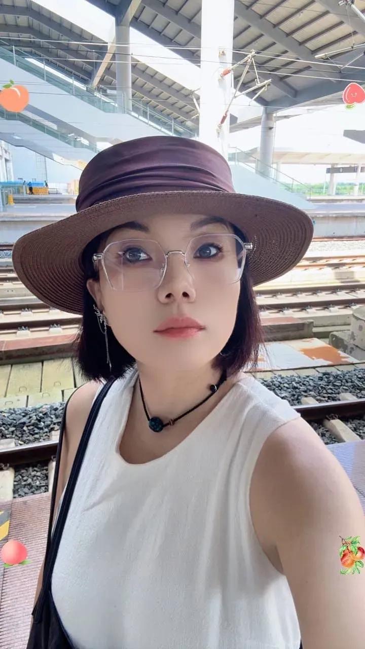 美丽的风景总是能震撼人心。就像阿瑶登山所见，从绿树成荫、云雾缭绕的山路，到登顶后