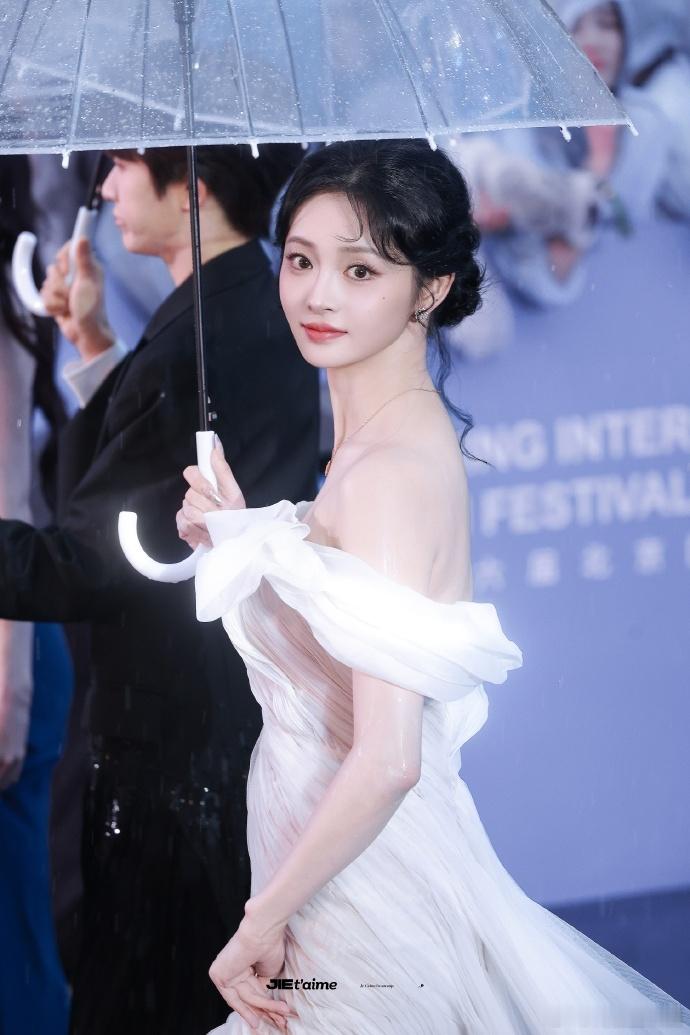 周洁琼首次参加北影节周洁琼美成这样啥意思 是谁被周洁琼的北影节首秀美到说不出话？