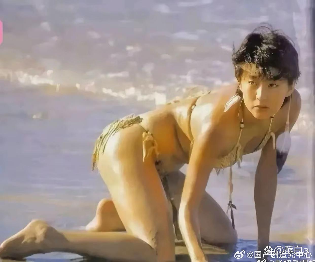 林青霞珍贵的回忆照片，年轻时候真的很美，古铜色的皮肤，那时候的审美还是很正常的 