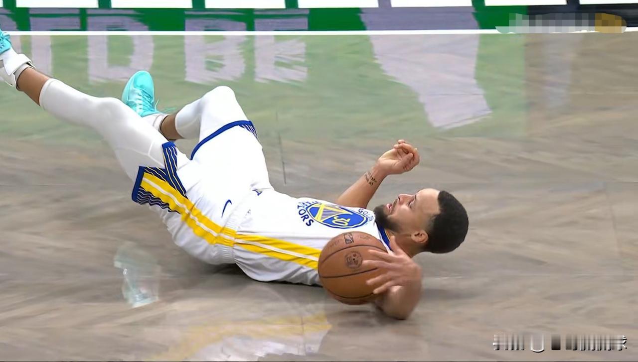 勇士超级巨星库里又拉稀了！在今天勇士客场挑战篮网的比赛中，目前双方的首节比赛已经