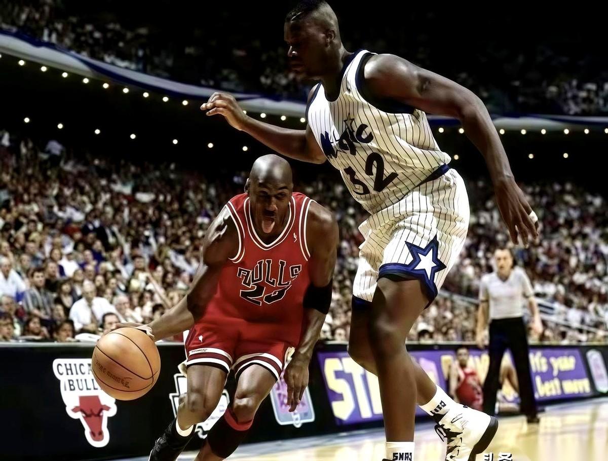 奥尼尔，那个能在篮下把三个人顶开扣篮的怪物，心里只服一个人。
他不是没赢过。95