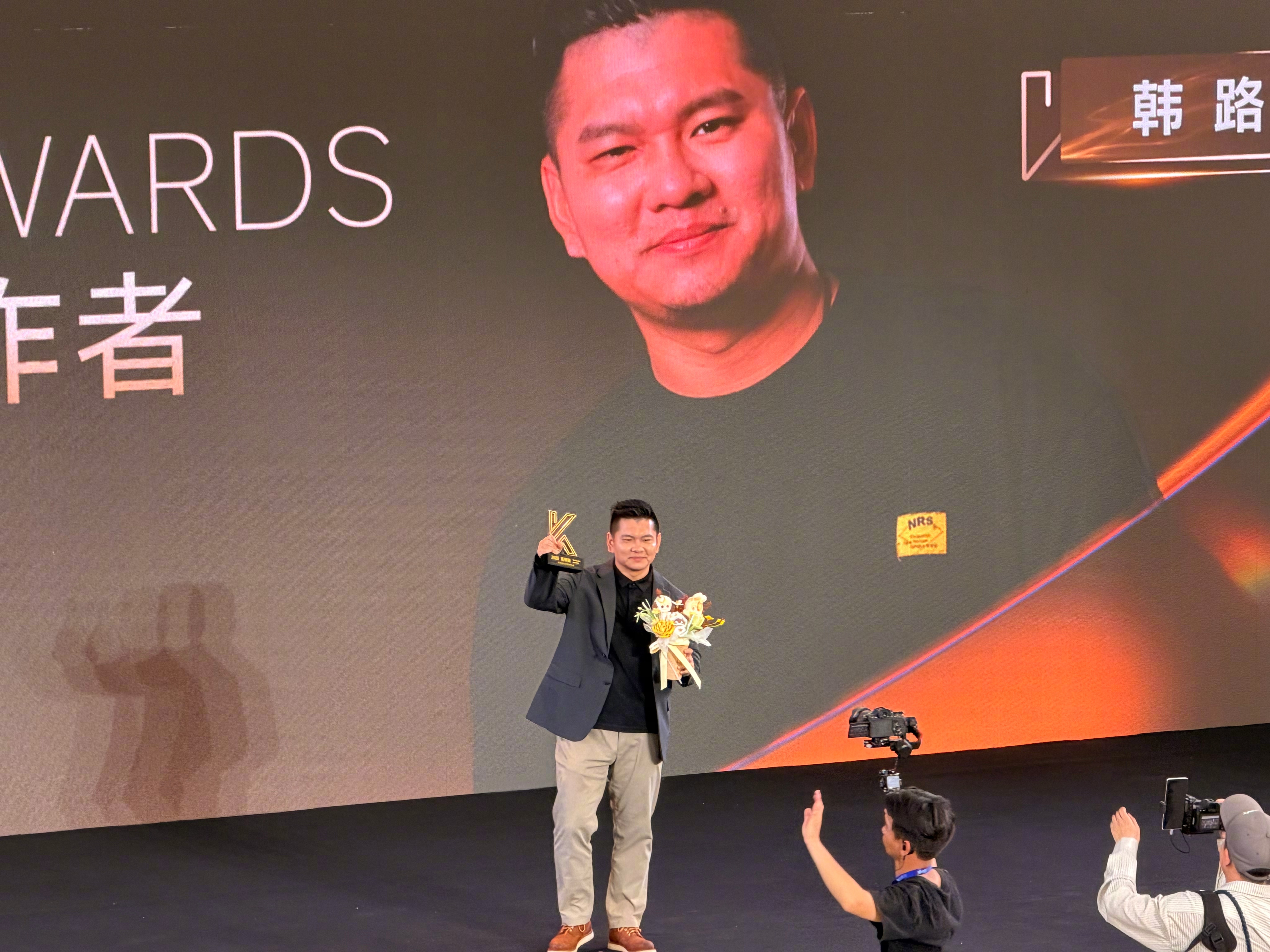 又拿了一个奖，感谢克劳锐的认可。遇到李连杰大哥，本人看着状态很棒。 郭晓东大哥也