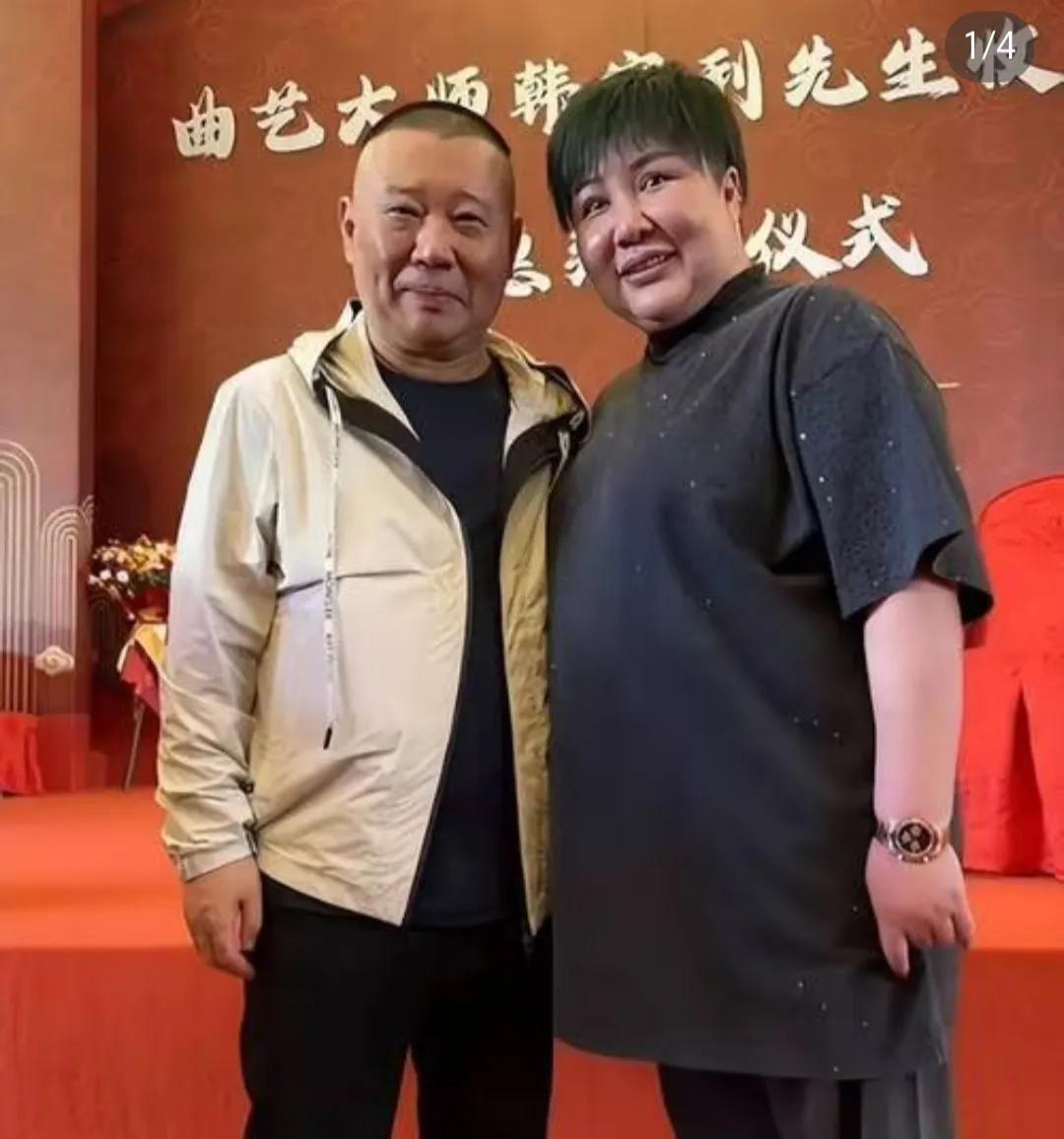 著名相声演员郭德纲夫妇的合影，两个人都是福相，都是脑子好使的一类人，郭德纲不仅相