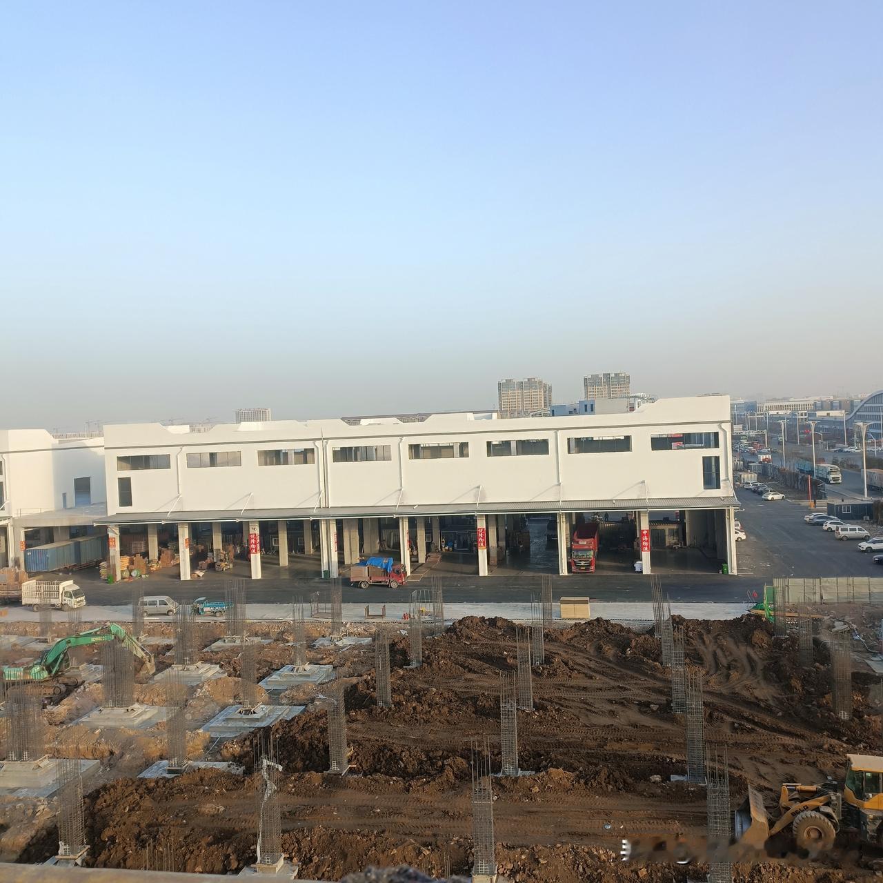 年关将近，临沂的物流格外火爆！
义堂镇的物流园还没建设完成，物流企业便火速入驻，