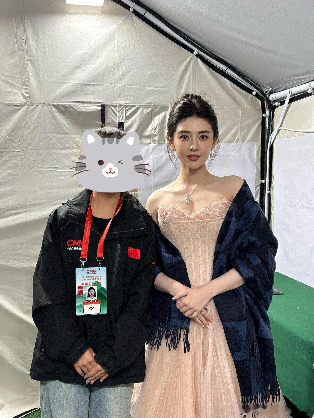 果然内娱女明星就没有普的，只有你get不到的…梁洁和工作人员合照，她的颜值真的被