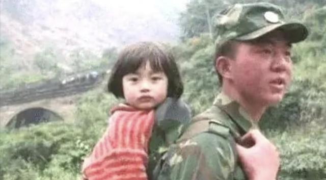 2008年5月12日，22岁的济南军区侦察兵梁智斌在北川中学废墟中徒手刨出10岁