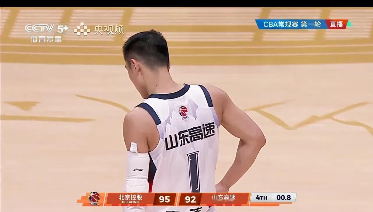 那个叫“高铁”的后卫，在最后12秒做了一道致命的选择题。
山东对北控，计时器还剩