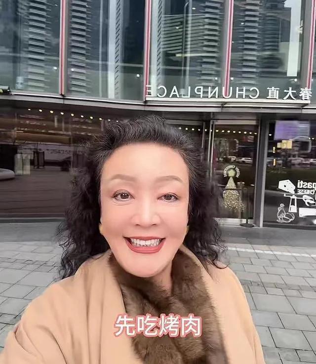 大s妥协了?近日张兰和儿子儿媳一同去了台北，这可是张兰时隔五年首次踏上那片土地。