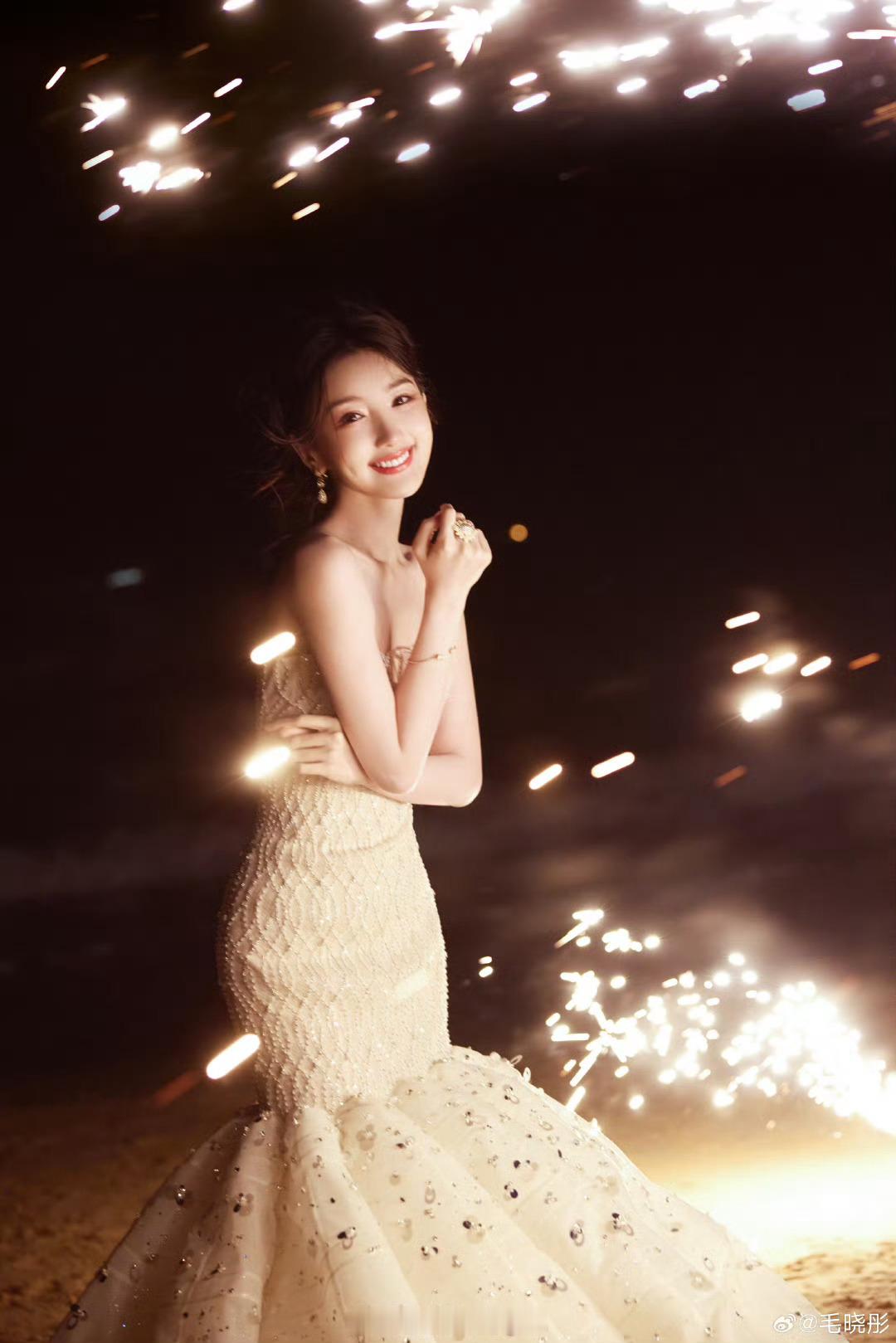 来看今天星光大赏漂亮女明星们的出图，美得各有千秋毛晓彤 烟花女神陈都灵 冰雪女王