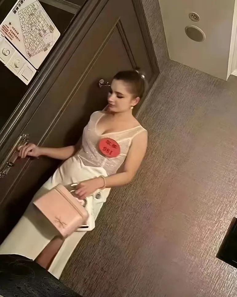 现在经济真的不景气了
昨天去洗脚
小妹竟然是个外国人
顿时来了精神

我问妹子
