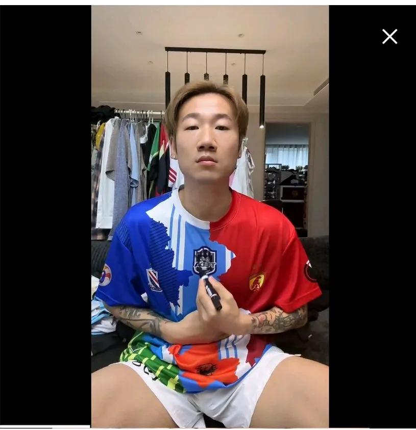 前国脚、天津泰达球员公开支持韦世豪！
涂掉带天津队徽的球衣，表达对天津球迷辱骂韦