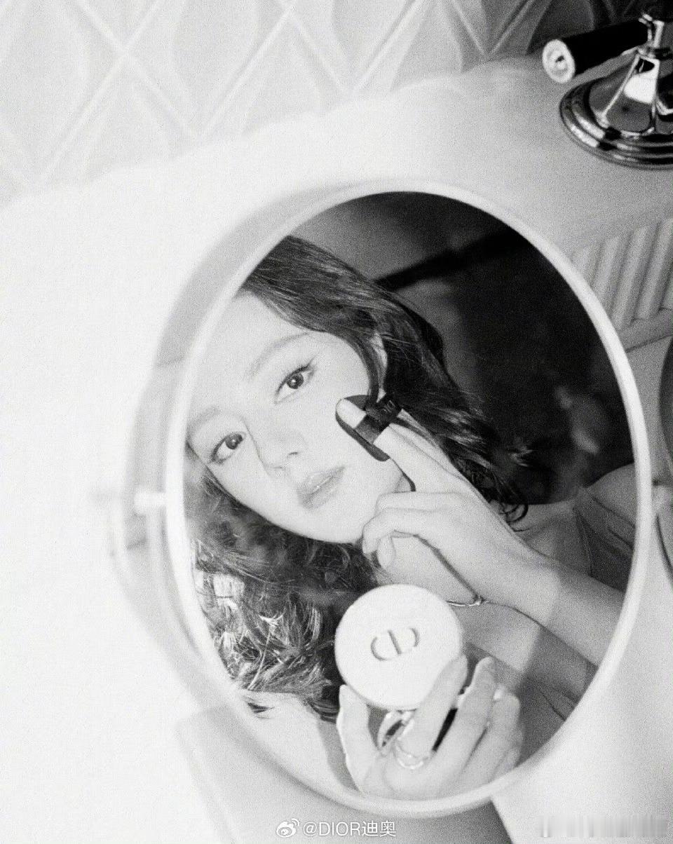 Dior拍的每一张都好美好美！这套造型真的比较耐看的，越看越有味道，越看越美！气
