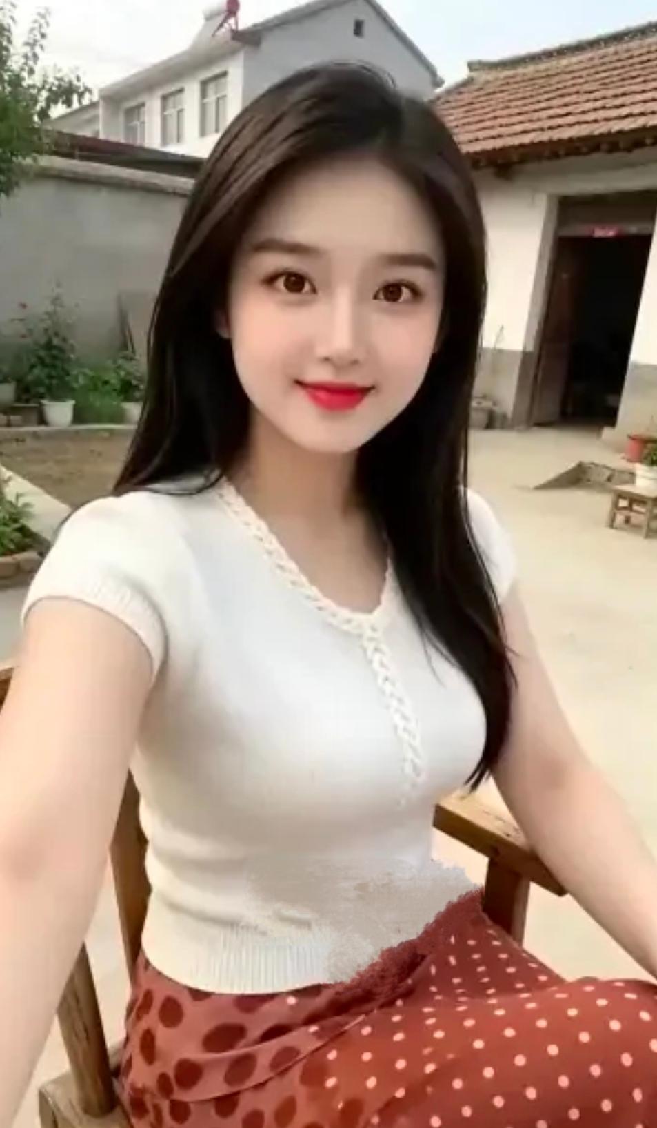 这个女孩长得是真漂亮！娇艳欲滴，秀色可餐！

如果用一道菜来形容这个美女，那用什