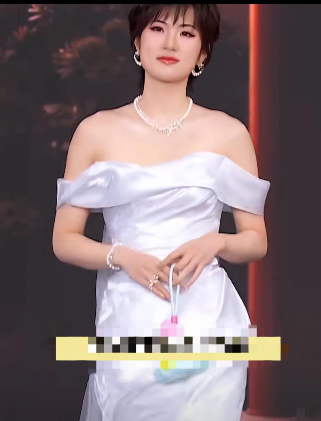 姚安娜一件浮光锦礼服，凭什么值几万块？
这背后，是《甄嬛传》安陵容的悲剧，更是现