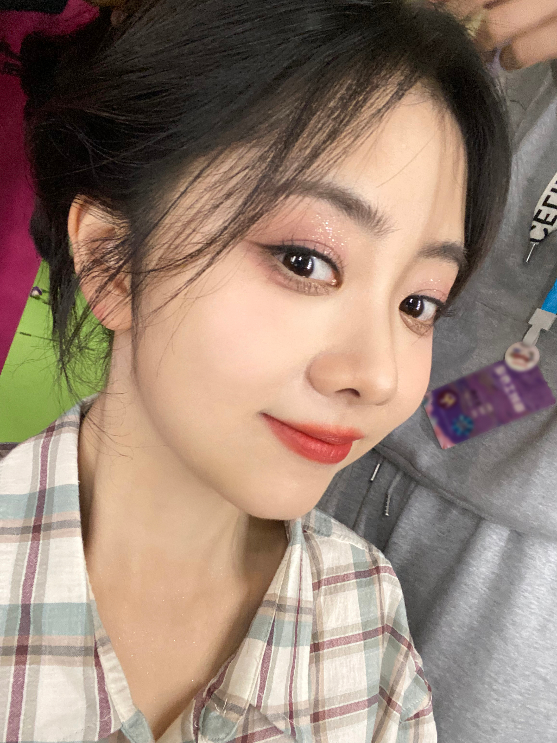 #谭松韵[超话]# 🤳🏻#两小姐‘s Postcard#从两小姐手机里以三换