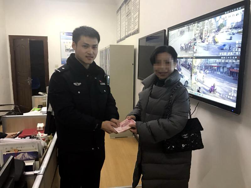 “我听交警的”事件有后续了！10月16日消息，涉事女子被行政拘留。2025年8月
