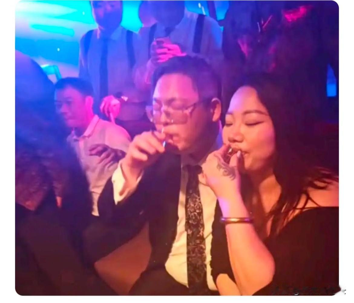 向太发飙了！
向佑带48岁纹身女友酒吧被拍
这位女士看起来很好
跟向佑有夫妻相