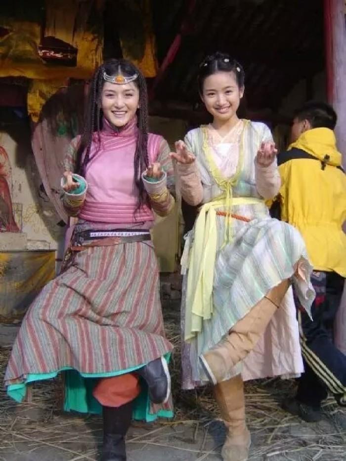 谢娜林依晨，两人穿着古装一起笑嘻嘻。林依晨结婚那会，谢娜很为新娘子林依晨开心呀，