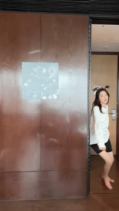 曾黎好厉害啊
正常情况下都是八块腹肌
曾黎居然有十块
可爱的曾黎又出来逗大家了
