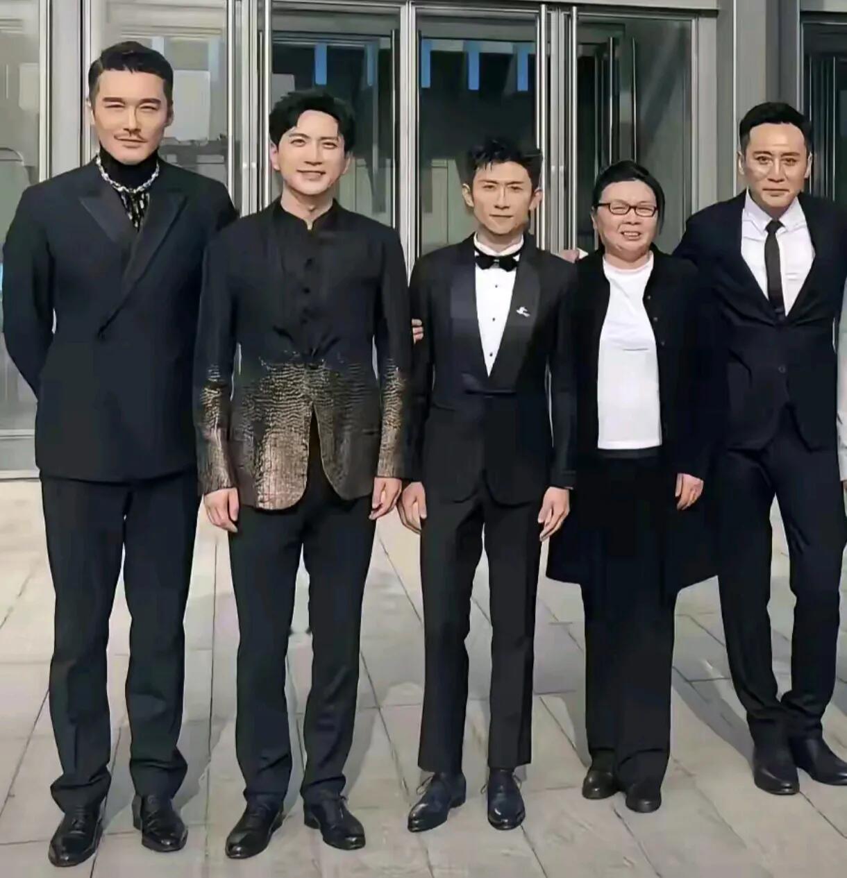估计这里所有的人都不喜欢站在胡兵身边跟他一起合影吧，不论是身材高大的还是矮一点的