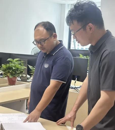 26 年前，普京作为总统首次访华时，他正游览北海公园，这位小男孩从远处向普京挥手
