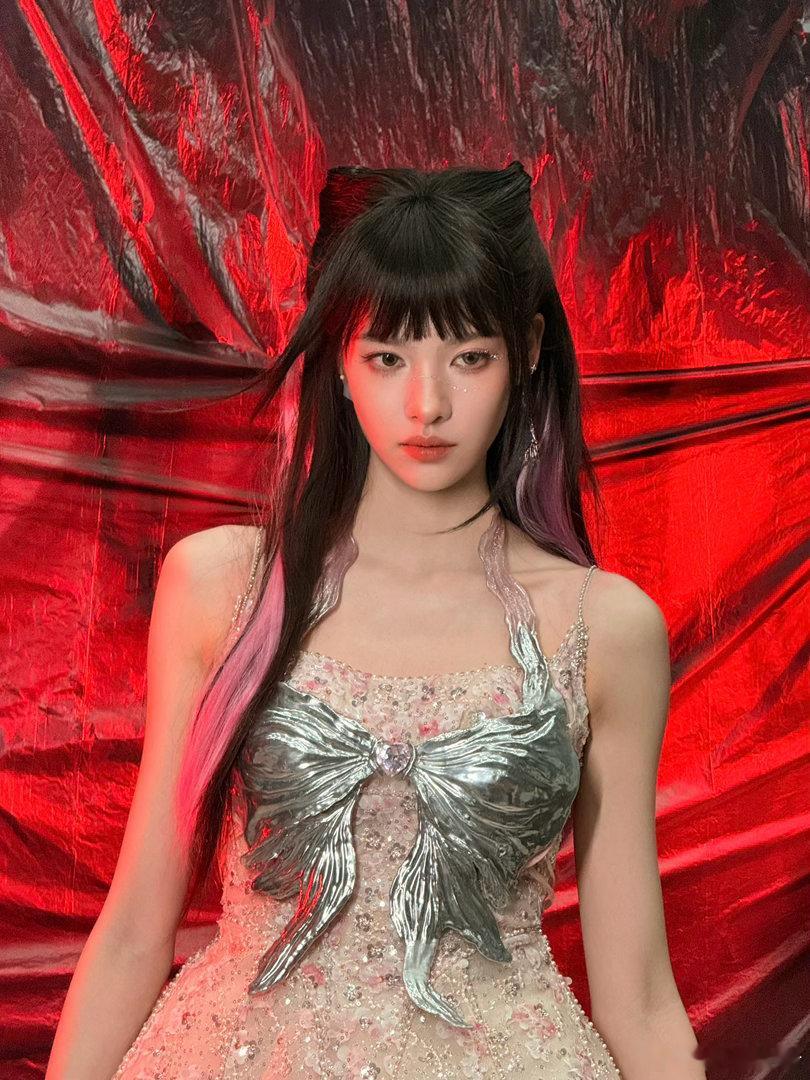 张艺上乘风二公一脚踢出两米高张艺上不是巨龙是恶女 以为张艺上演的是公主，结果是巨