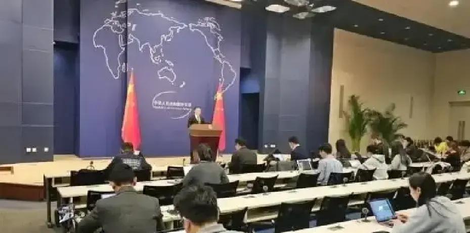 只要我们国家还没有召回驻日大使，只要我们国家还没有开始撤回日本华侨，只要我们还没