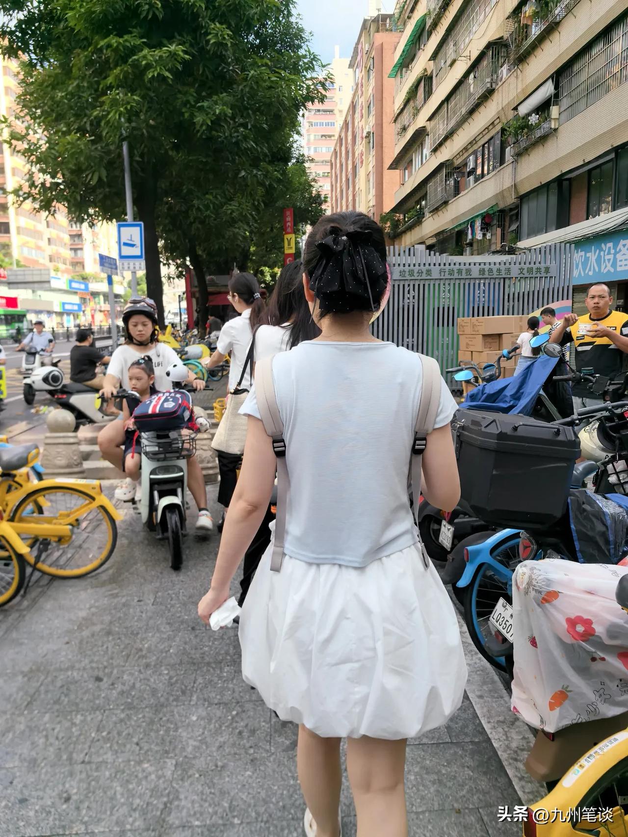 越来越过分的共享单车，每天都停在地铁口！本来人行道通道就窄，现在每天又停满了共享