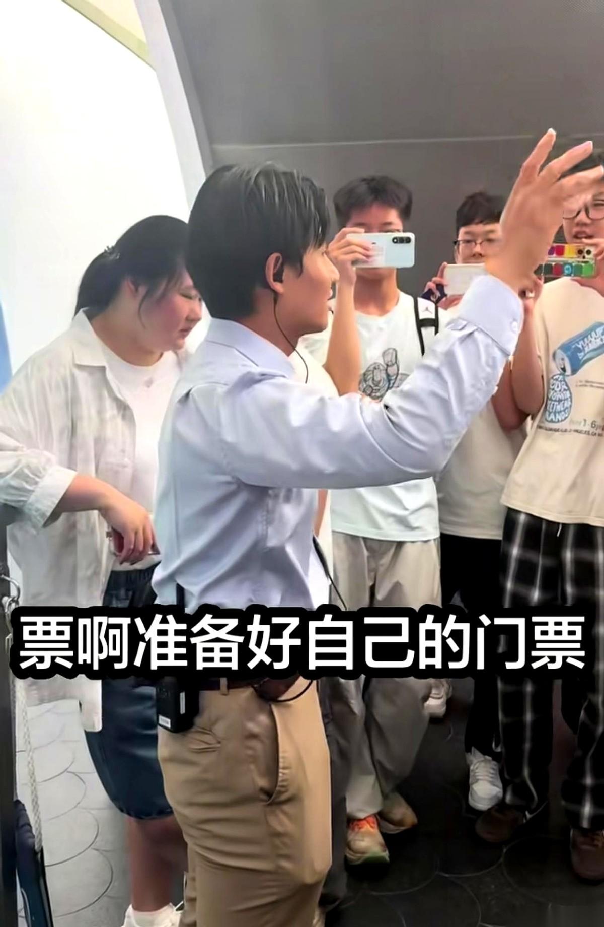 两万名攥着“早享卡”的游客一路狂奔冲进上海迪士尼，迎面撞上的不是童话，而是一座死