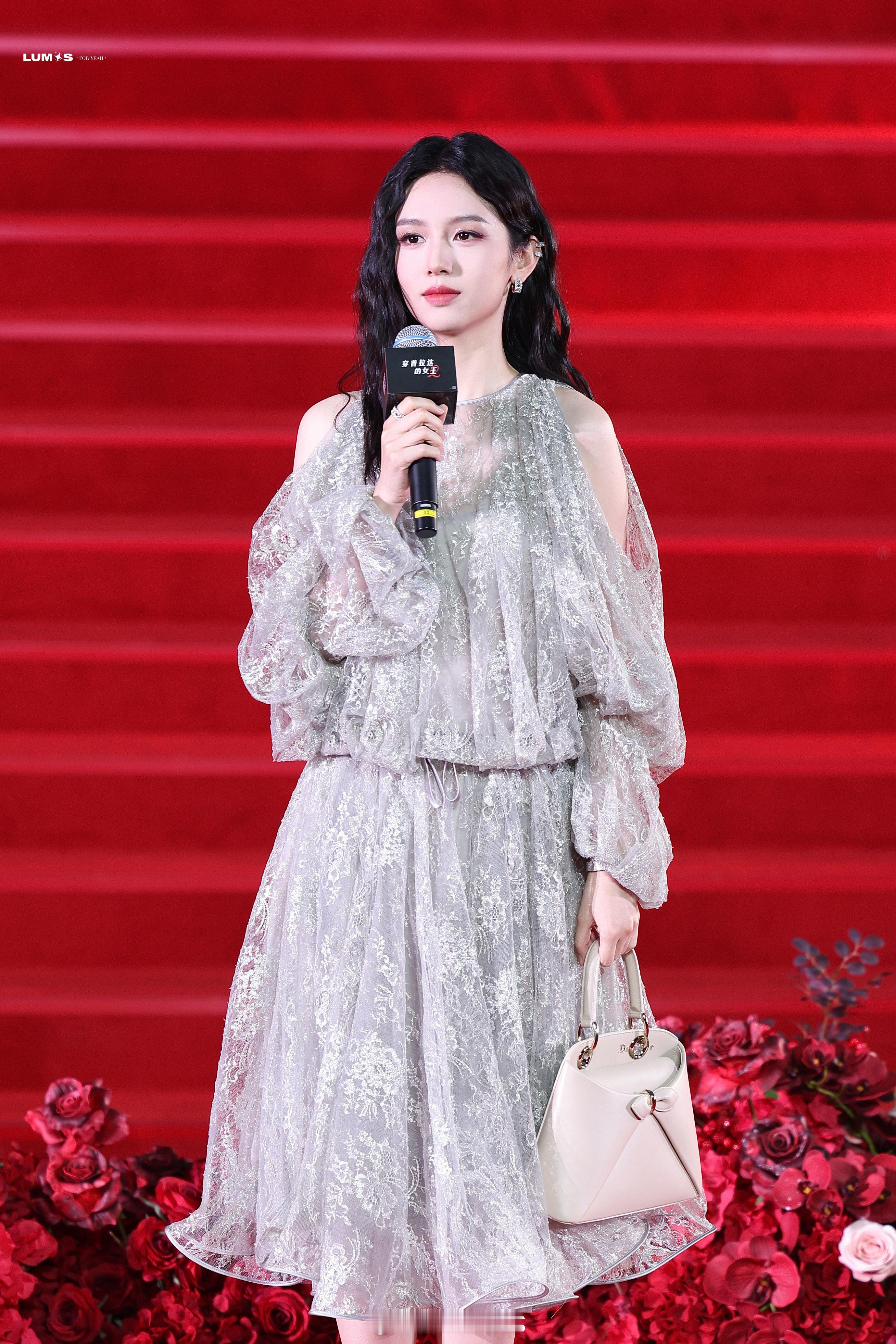 周也穿普拉达的女王2首映生图路透来啦！也太美啦！周也亮相穿普拉达的女王2首映