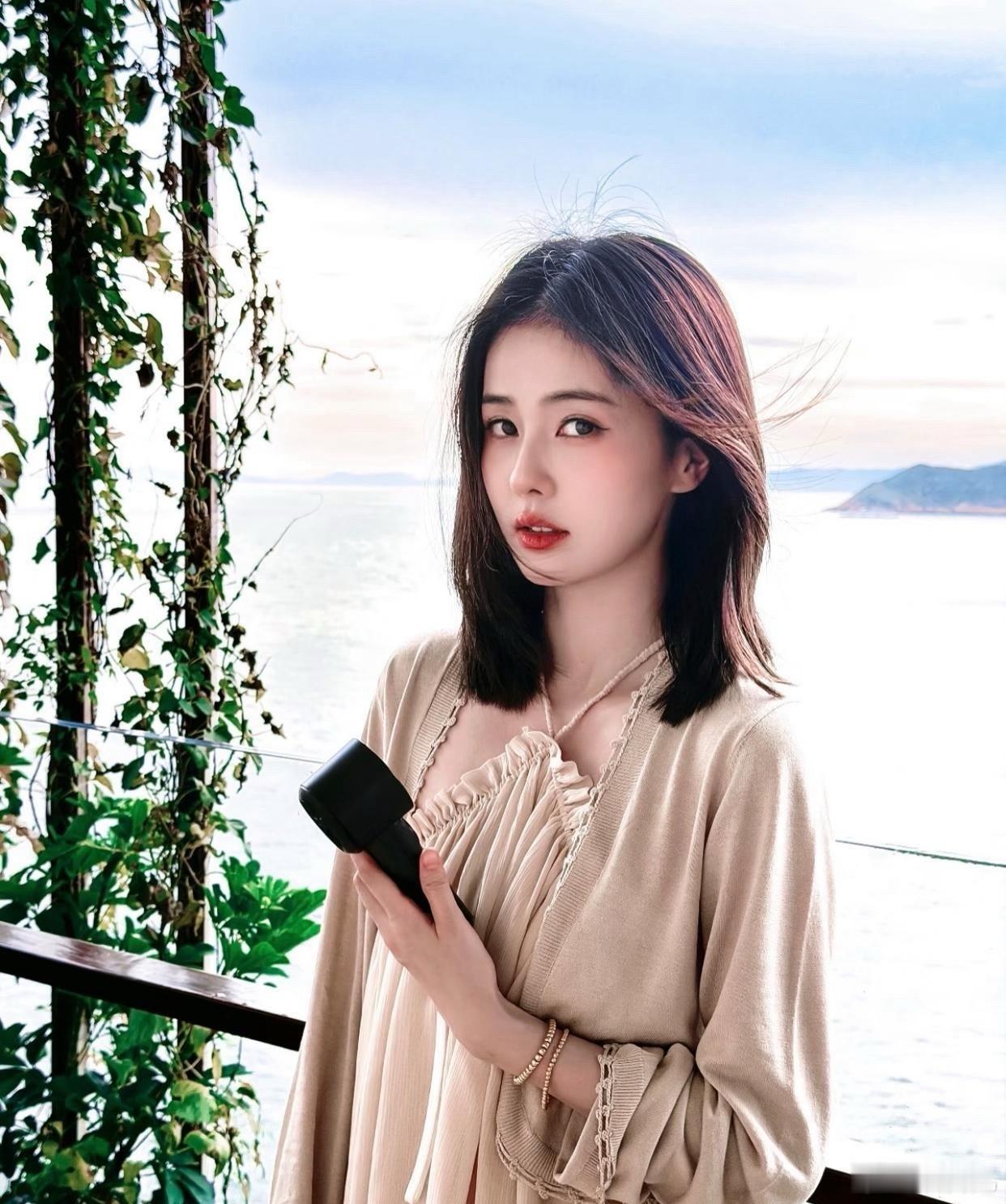 1. 白鹿在剧组话语权不低，如果对造型方案不满意，片方后续很难再继续合作。2. 