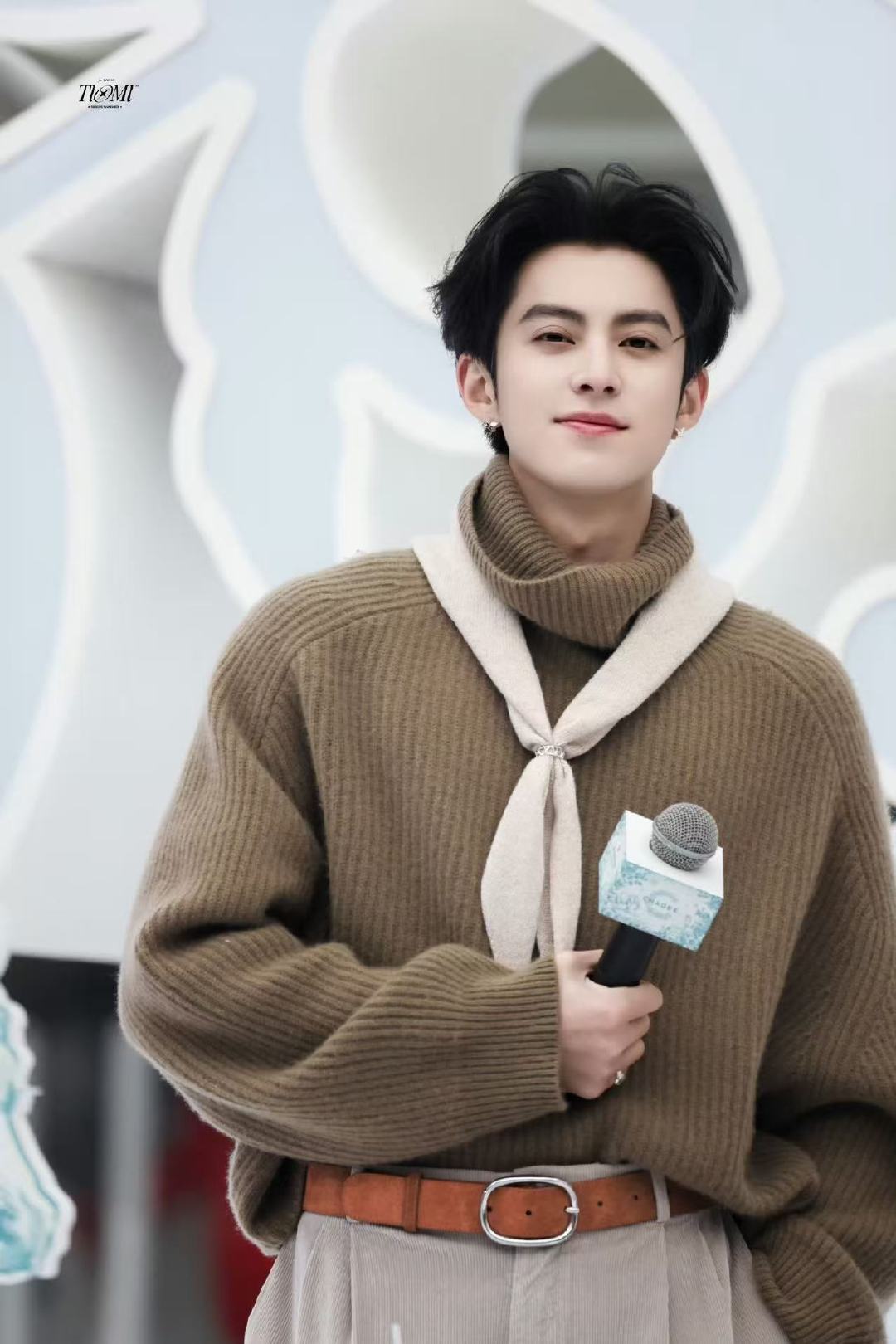 王鹤棣霸王茶姬活动今天成都好热闹！王鹤棣赶赴家乡成都线下霸王茶姬活动和粉丝们看初