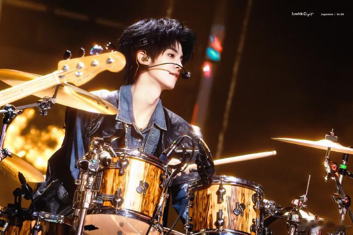 左航好清爽的朋克鼓手  让左航打架子鼓的人是天才，太帅气了吧，在舞台上面真的是好