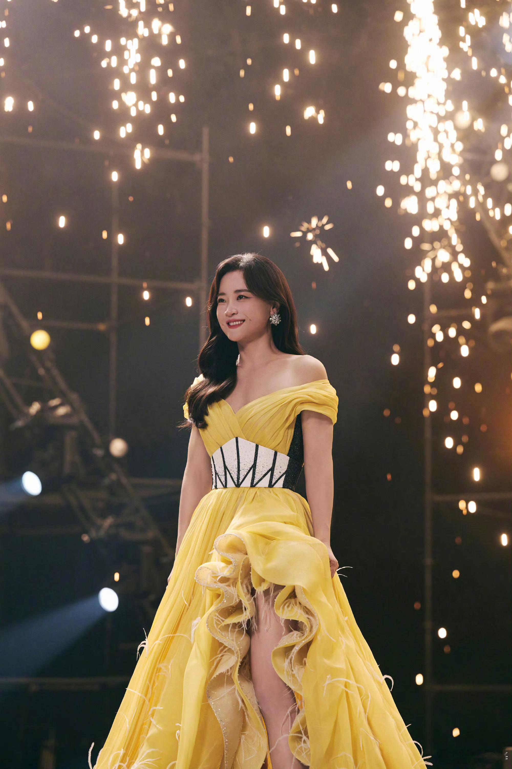 #贾玲仪态#兄弟们，这是贾玲！！！瘦成这样了我的天！！美成这样我都快忘了她原本模