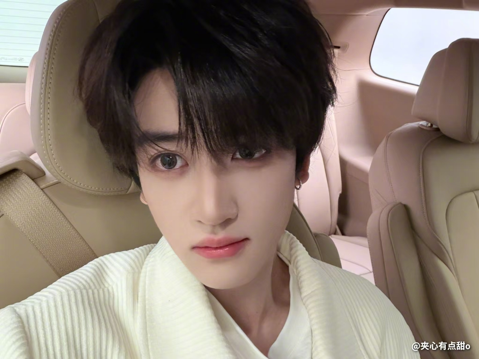 邓佳鑫高会更新高会弹出提醒的那一刻就知道有好事！邓佳鑫的照片如期而至，帅气程度超