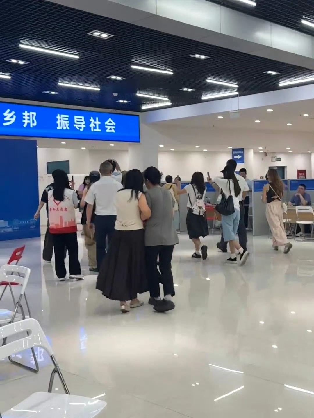 官俊臣重大开学报到官俊臣到重庆大学报到了官俊臣今天终于去重庆大学报到了，大官人大