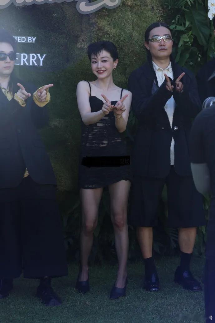 郭采洁在三亚出席时尚活动，她这回穿了一件黑色的吊带裙，看起来非常有吸引力。 ​​