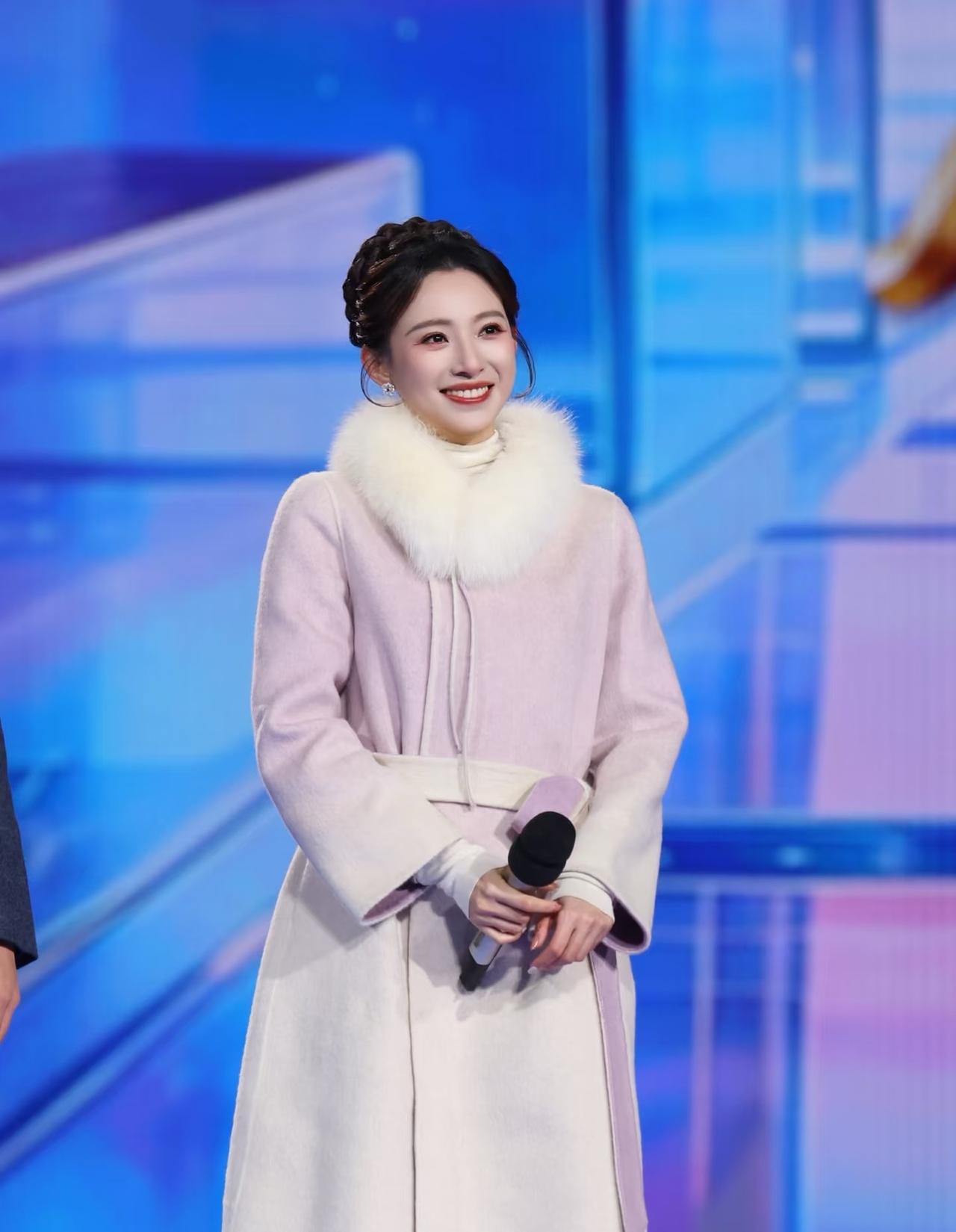 央视跨年主持人太漂亮了。

马凡舒太美了，眼睛一直盯她脸都挪不开，粉面桃腮，每年