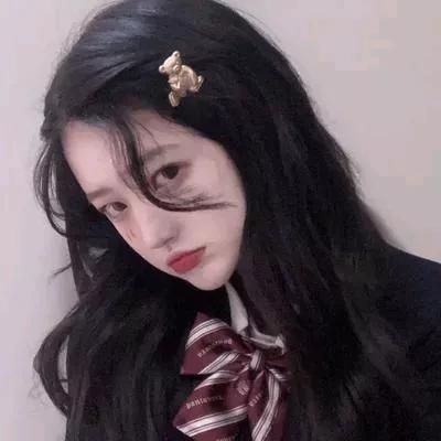 黑发少女，红唇微启，眼中闪烁着神秘的光芒，令人心生向往。黑发红唇女神 红唇美少女