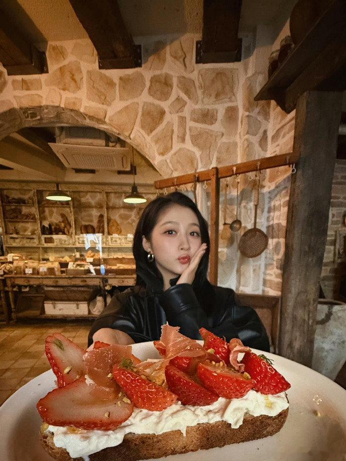 关晓彤喂的草莓又甜又温柔，关晓彤真的太圈粉关晓彤分享库存照关晓彤六宫格库存照